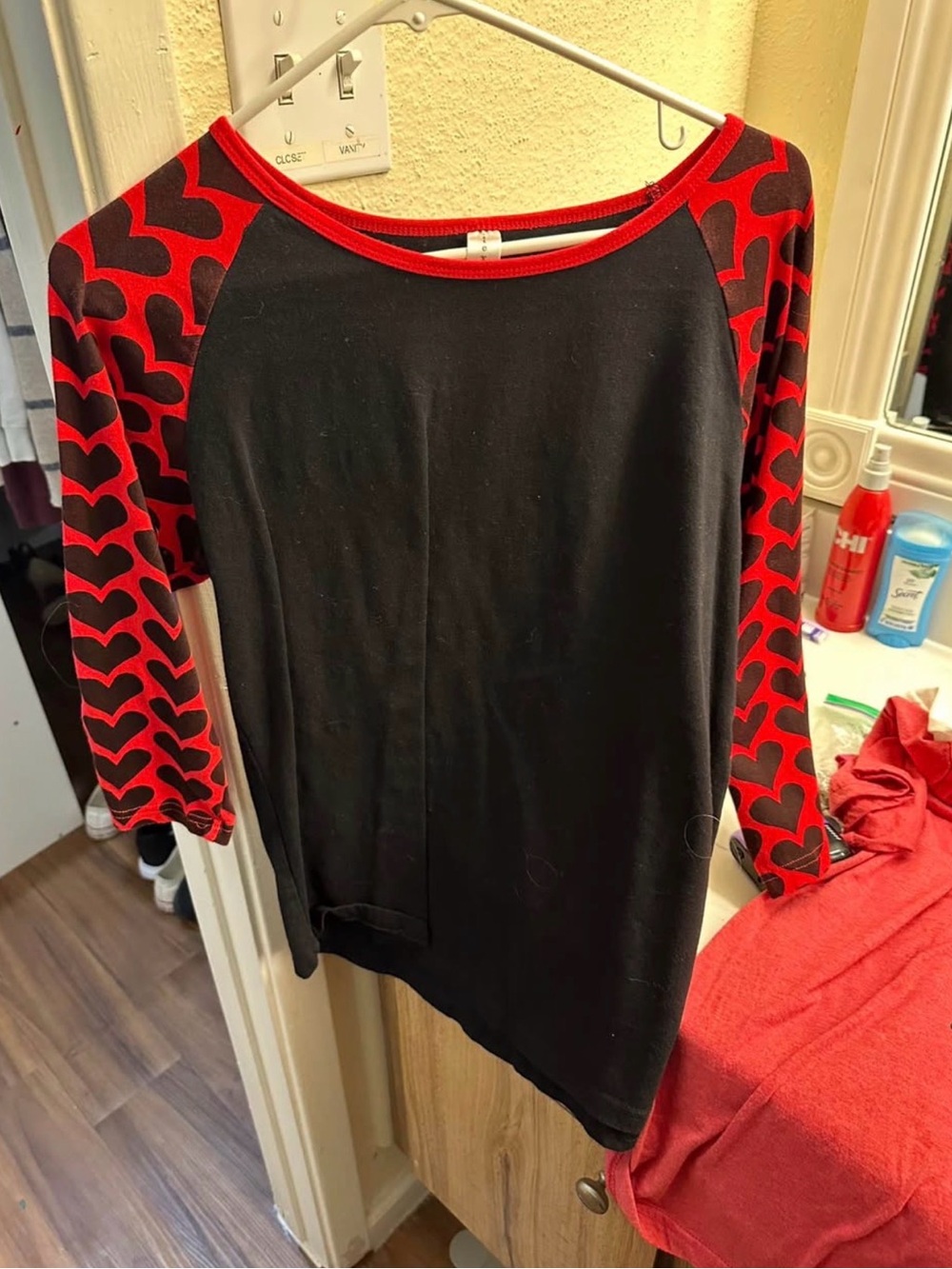 Black & Red Heart Raglan Women's Top